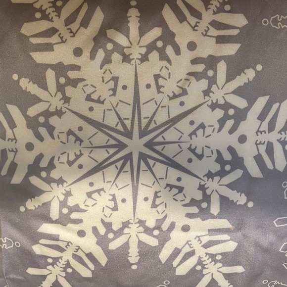 Filos silk snowflake throw pillow
